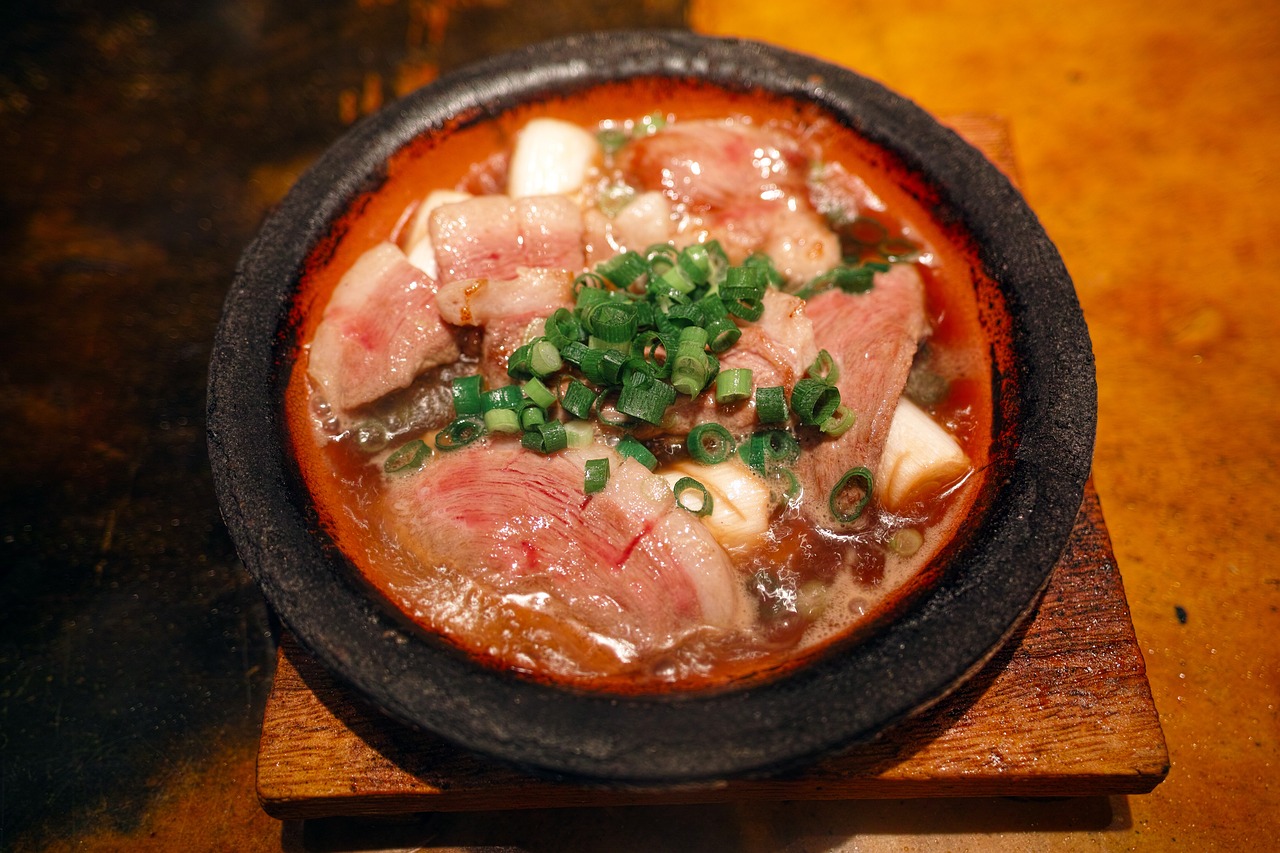 高中生面临的饮食困境，15元配餐吃不饱，只能汤泡饭